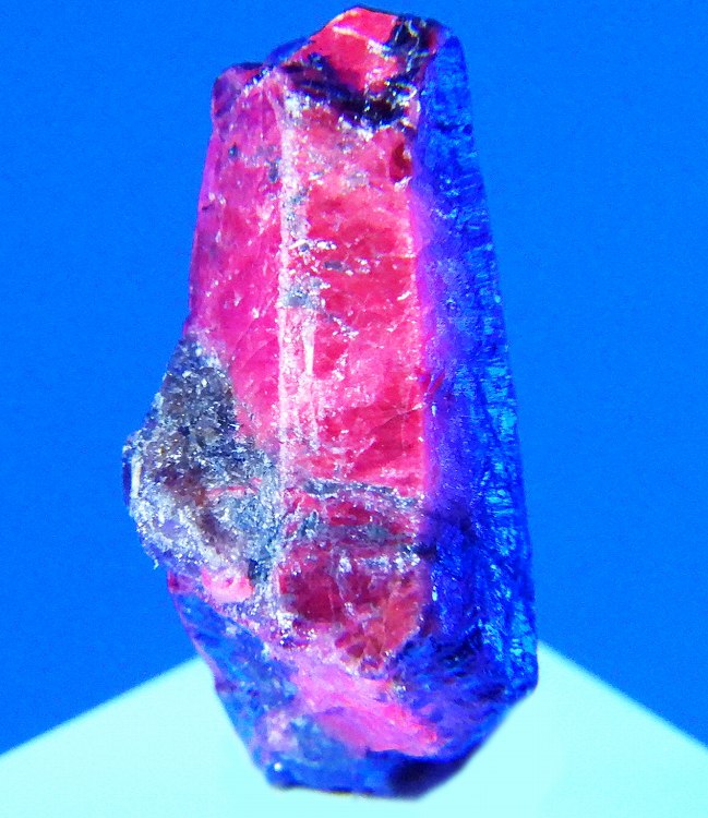 サファイア 684(蛍光) タンザニア - 鉱物標本・隕石標本販売のWeb専門