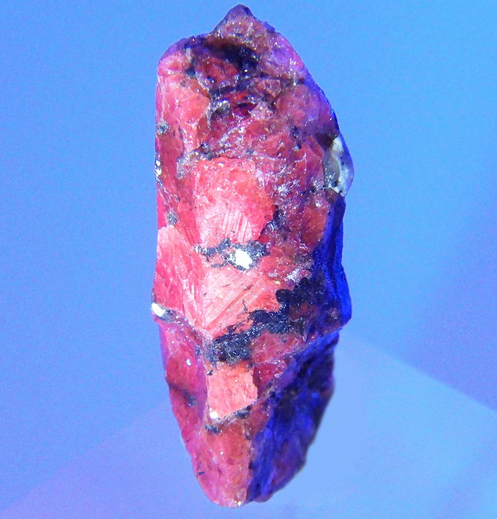 サフィリン　母岩付き 希少宝石 鉱物標本 サファイア 705(蛍光) タンザニア - 鉱物標本・隕石標本販売のWeb専門